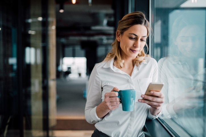 Beautiful business woman Texting in the coffee break